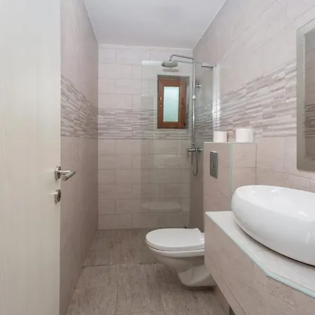 1 With Pool Krk By Guide Vilă